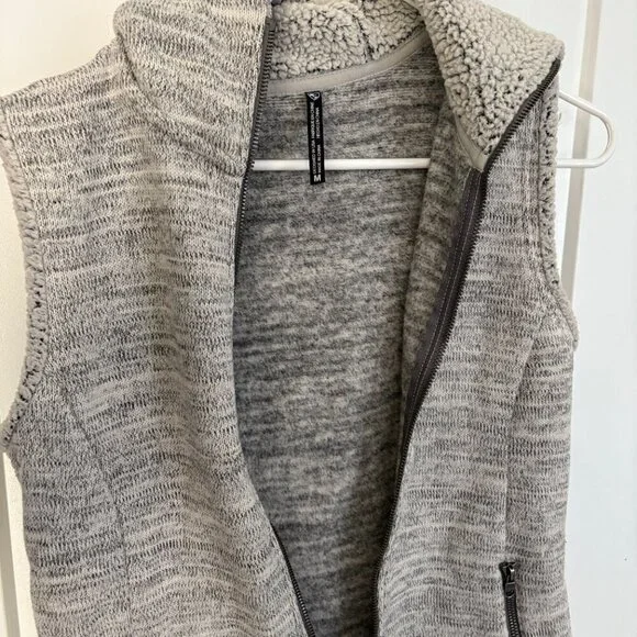 Kuhl Alaska Fleece Vest Womens Medium Grey Sherpa Hooded Outdoor Gorpcore Winter - Picture 3 of 9